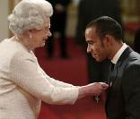 Lewis Hamilton, décoré par la reine d'Angleterre ! Entrer dans l'Ordre de l'empire britannique à 24 ans seulement, belle performance !