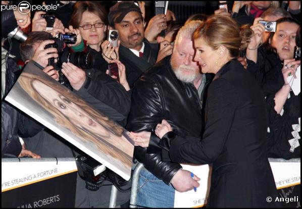 Julia Roberts et ses fans, à l'occasion de l'avant-première de "Duplicity", le 10 mars 2009 à l'Empire Leicester Square de Londres.