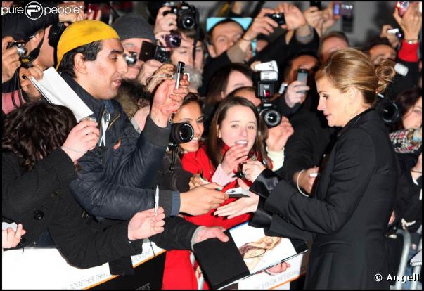 Julia Roberts et ses fans, à l'occasion de l'avant-première de "Duplicity", le 10 mars 2009 à l'Empire Leicester Square de Londres.