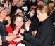 Julia Roberts et ses fans, à l'occasion de l'avant-première de "Duplicity", le 10 mars 2009 à l'Empire Leicester Square de Londres.