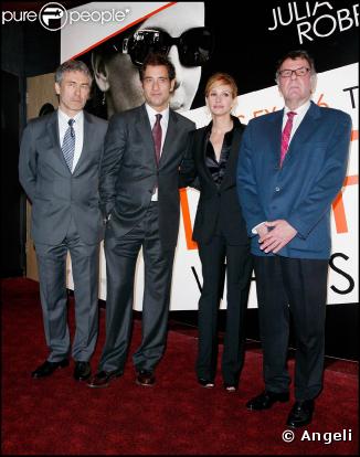Tony Gilroy, Clive Owen, Julia Roberts et Tom Wilkinson, à l'occasion de l'avant-première de "Duplicity", le 10 mars 2009 à l'Empire Leicester Square de Londres.