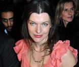 Milla Jovovich radieuse au défilé Galliano