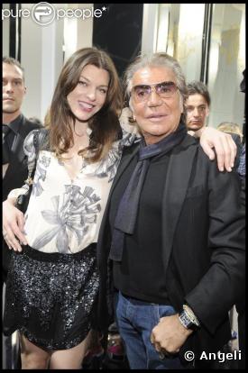 Milla Jovovich et Roberto Cavalli en backstage lors de la Fashion Week parisienne