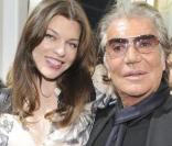Milla Jovovich et Roberto Cavalli en backstage lors de la Fashion Week parisienne