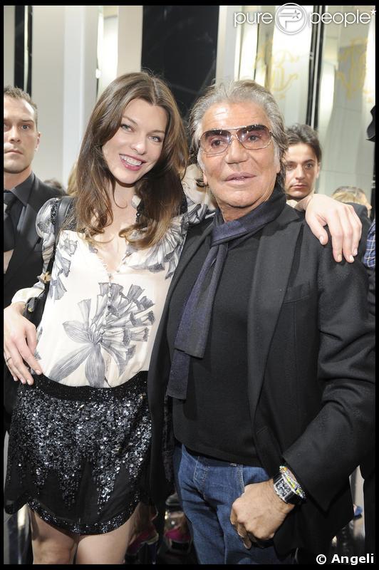 Milla Jovovich et Roberto Cavalli en backstage lors de la Fashion Week parisienne