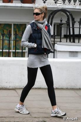 Elle Macpherson amenant ses enfants à l'école le 12 mars 2009 à Londres