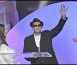 Alain Bashung très affaibli aux Victoires de la Musique le 28 Février ou il remportera ses trois dernières victoires 