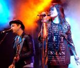 Alison Mosshart et Jamie Hince du groupe The Kills sur scène   