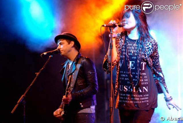 Alison Mosshart et Jamie Hince du groupe The Kills sur scène   