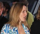 Gillian Anderson à la Première de The Age Of Stupid, à Londres, avc une personne du staff du film 