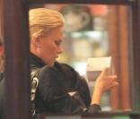 Charlize Theron à Paris le 6 mars 2009 à Paris dans la boutique Mariage Frères