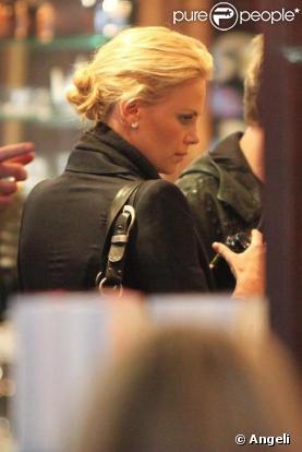 Charlize Theron à Paris le 6 mars 2009 à Paris dans la boutique Mariage Frères