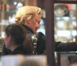 Charlize Theron à Paris le 6 mars 2009 à Paris dans la boutique Mariage Frères