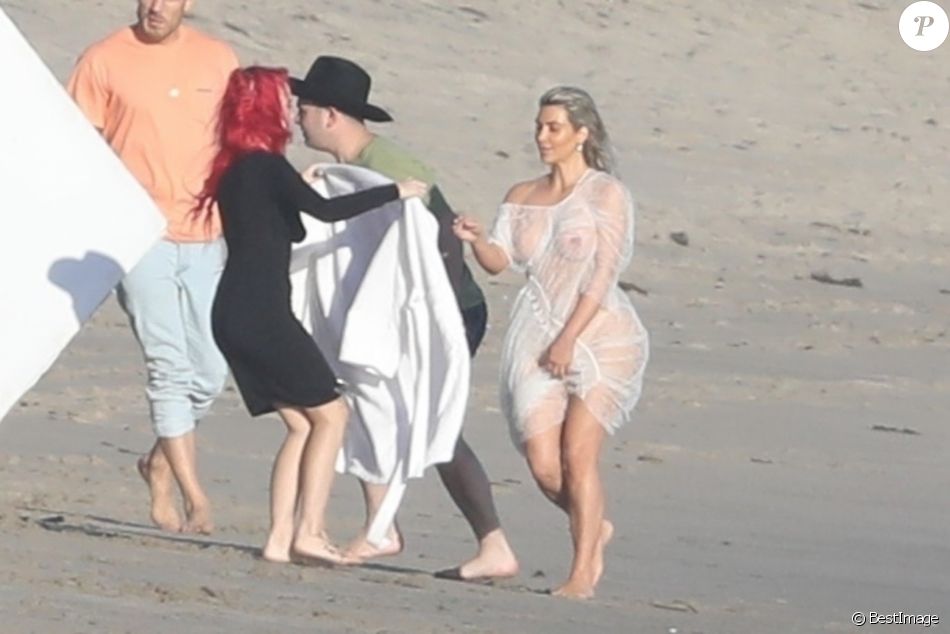 Exclusif - Kim Kardashian porte une tenue très transparente lors d'un photoshoot sur la plage à Malibu, le 22 janvier 2018.
