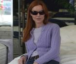 Marcia Cross essaye les matelas d'un magasin de Santa Monica.