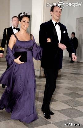 Un dîner en toute simplicité au Palais Royal Christiansborg de Copenhague : Marie de Danemark, que sa grossesse sublime, et le prince Joachim, prêts à passer à table ! 