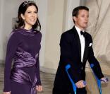 Un dîner en toute simplicité au Palais Royal Christiansborg de Copenhague : Mary de Danemark arrive, avec son look Quality Street et son mari éclopé !