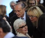 Bernadette Chirac reçoit les insignes de chevalier de la Légion d'honneur des mains du président Nicolas Sarkozy, le 18 mars 2009 à la Maison de Solenn. Dans la foule, Jacques Chirac et sa fille Claude retrouvent Line Renaud. 