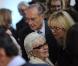 Bernadette Chirac reçoit les insignes de chevalier de la Légion d'honneur des mains du président Nicolas Sarkozy, le 18 mars 2009 à la Maison de Solenn. Dans la foule, Jacques Chirac et sa fille Claude retrouvent Line Renaud.