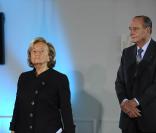 Bernadette Chirac reçoit les insignes de chevalier de la Légion d'honneur des mains du président Nicolas Sarkozy, le 18 mars 2009 à la Maison de Solenn, sous l'oeil impassible de son mari Jacques Chirac.