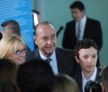 Bernadette Chirac reçoit les insignes de chevalier de la Légion d'honneur des mains du président Nicolas Sarkozy, le 18 mars 2009 à la Maison de Solenn, sous les yeux de sa famille : sa fille Claude, son mari Jacques, son petit-fils Martin. 