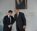 Bernadette Chirac reçoit les insignes de chevalier de la Légion d'honneur des mains du président Nicolas Sarkozy, le 18 mars 2009 à la Maison de Solenn. Le chef de l'Etat et son prédécesseur ont bien copiné ! 