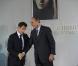 Bernadette Chirac reçoit les insignes de chevalier de la Légion d'honneur des mains du président Nicolas Sarkozy, le 18 mars 2009 à la Maison de Solenn. Le chef de l'Etat et son prédécesseur ont bien copiné !