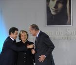 Bernadette Chirac reçoit les insignes de chevalier de la Légion d'honneur des mains du président Nicolas Sarkozy, le 18 mars 2009 à la Maison de Solenn, et l'ambiance est au rendez-vous ! 