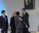 Bernadette Chirac reçoit les insignes de chevalier de la Légion d'honneur des mains du président Nicolas Sarkozy, le 18 mars 2009 à la Maison de Solenn. Son petit-fils, Martin, vient sur l'estrade pour la féliciter.