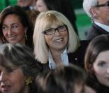 Bernadette Chirac reçoit les insignes de chevalier de la Légion d'honneur des mains du président Nicolas Sarkozy, le 18 mars 2009 à la Maison de Solenn, en présence de Mireille Darc. 