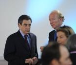 Bernadette Chirac reçoit les insignes de chevalier de la Légion d'honneur des mains du président Nicolas Sarkozy, le 18 mars 2009 à la Maison de Solenn, en présence de François Fillon et Brice Hortefeux, toujours aussi souriants (!) 
