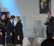 Bernadette Chirac reçoit les insignes de chevalier de la Légion d'honneur des mains du président Nicolas Sarkozy, le 18 mars 2009 à la Maison de Solenn