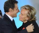 Bernadette Chirac reçoit les insignes de chevalier de la Légion d\'honneur des mains du président Nicolas Sarkozy, le 18 mars 2009 à la Maison de Solenn