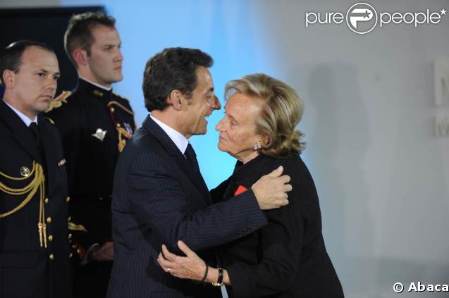 Bernadette Chirac reçoit les insignes de chevalier de la Légion d'honneur des mains du président Nicolas Sarkozy, le 18 mars 2009 à la Maison de Solenn