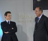 Bernadette Chirac reçoit les insignes de chevalier de la Légion d'honneur des mains du président Nicolas Sarkozy, le 18 mars 2009 à la Maison de Solenn. Le président et son prédécesseur sont aux anges ! 