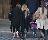  Chloe Mons, la veuve d'Alain Bashung et leur fille Poppee à l'enterrement du chanteur à St-Germain-des-Près 