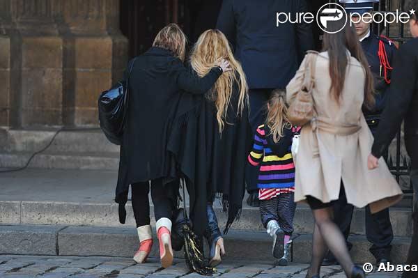  Chloe Mons, la veuve d'Alain Bashung et leur fille Poppee à l'enterrement du chanteur à St-Germain-des-Près 