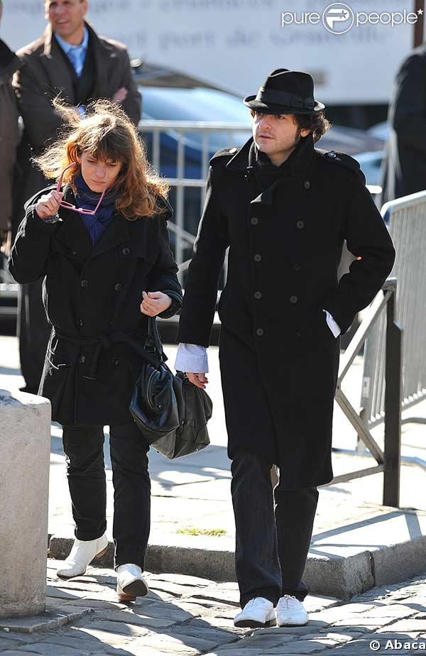 -M- et une amie à l'enterrement d'Alain Bashung