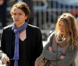Raphael et Mélanie Thierry à l'enterrement d'Alain Bashung