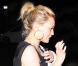 Hilary Duff quittant un restaurant de Toluca Lake à Los Angeles le 19 mars 2009. Elle n'aime pas les flashes... 