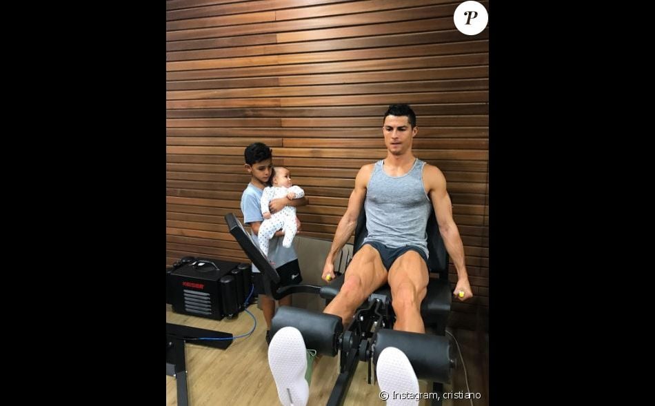 Cristiano Ronaldo fait de la musculation devant sion fils Cristiano Jr et l'un de ses jumeaux. Instagram, le 25 octobre 2017.