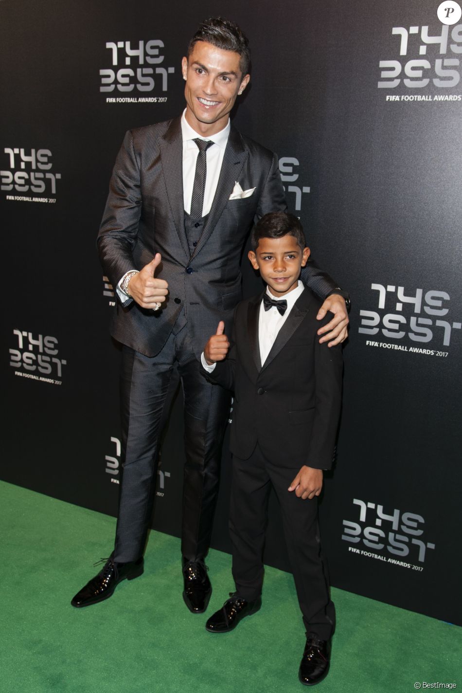 Cristiano Ronaldo (meilleur joueur) et son fils Cristiano Jr - The Best FIFA Football Awards 2017 au London Palladium à Londres, le 23 octobre 2017. © Pierre Perusseau/Bestimage