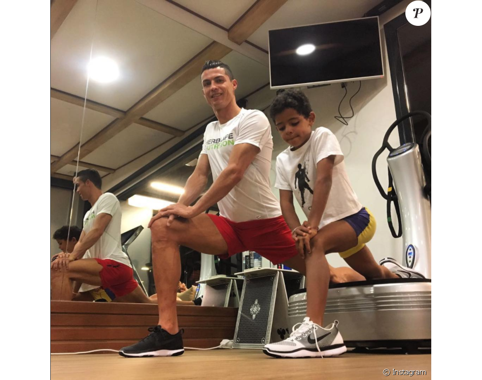 Cristiano Ronaldo et son fils Cristiano Ronaldo Jr. en plein entraînement, photo Instagram décembre 2016.