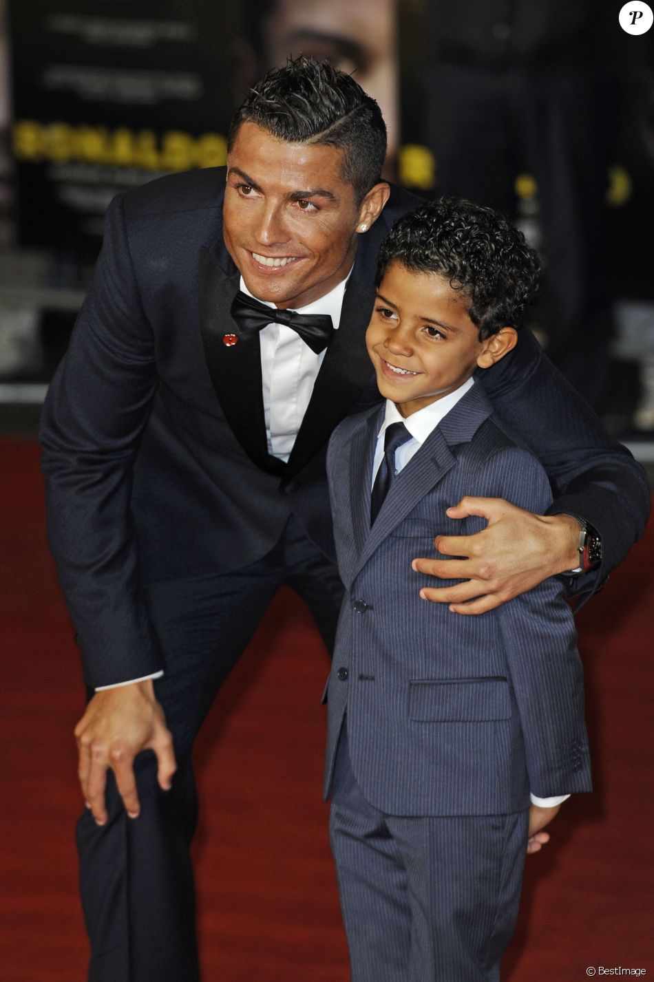 Cristiano Ronaldo et son fils Cristiano Ronaldo Jr - Première du film "Ronaldo" à Londres le 9 novembre 2015.