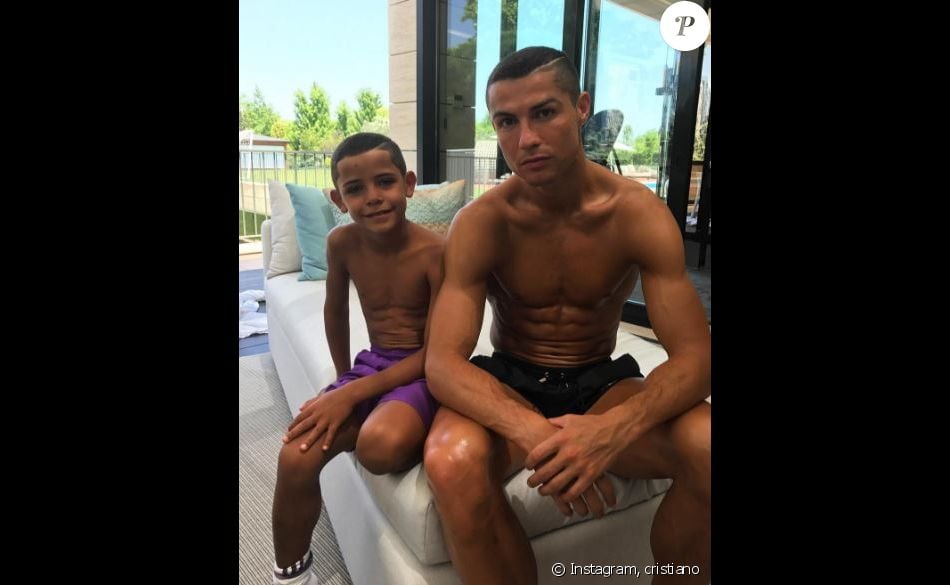 Cristiano Ronaldo pose avec son fils Cristiano Jr. qui arbore la même coupe de cheveux que lui, le 10 juin 2017.