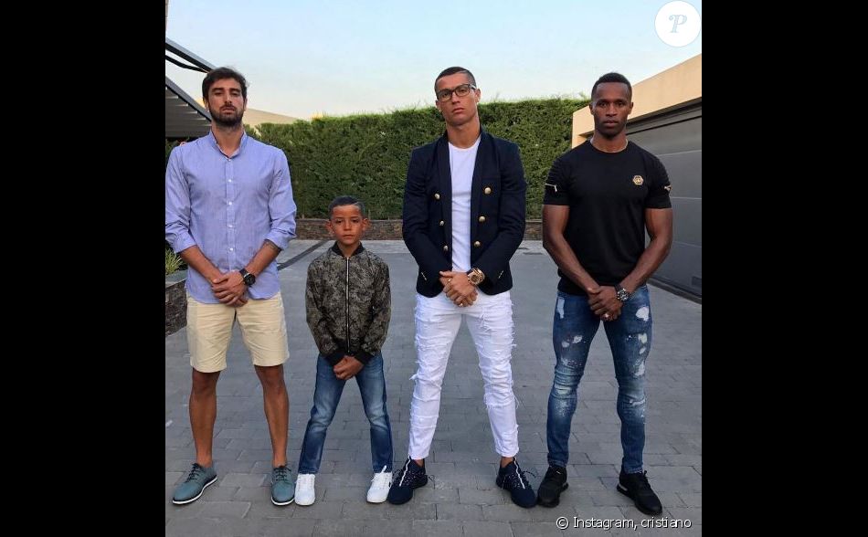 Cristiano Ronaldo pose avec son fils Cristiano Ronaldo Jr. et des amis sur Instagram le 11 juin 2017.