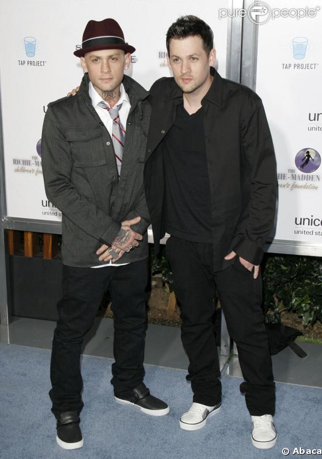 Benji Madden et Joel Madden lors de la soirée caritative pour l'Unicef Tap Project organisée par Sony Cierge et The Richie-Madden Children fondation à Los Angeles le 23 mars 2009