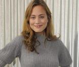 Nora Arnezeder moulée dans une robe grise les pieds... en dedans ! Carton rouge !