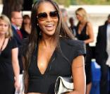 Naomi Campbell, top international à qui tout va bien, sauf quand elle oublie... ses pieds ! 