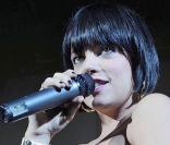 Miss Allen avait choisi un petit corset sexy pour chanter !